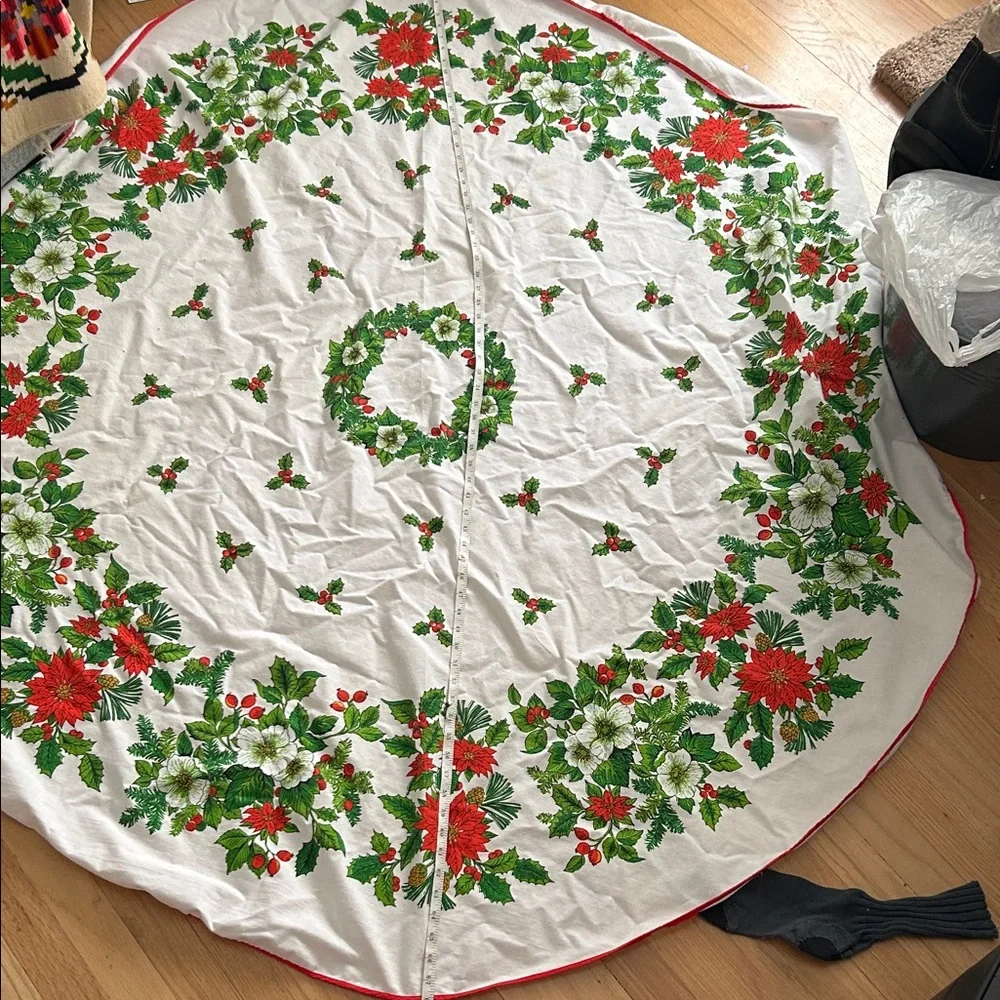 Christmas Holiday circular cotton Tablecloth with Red and Green berry  Design